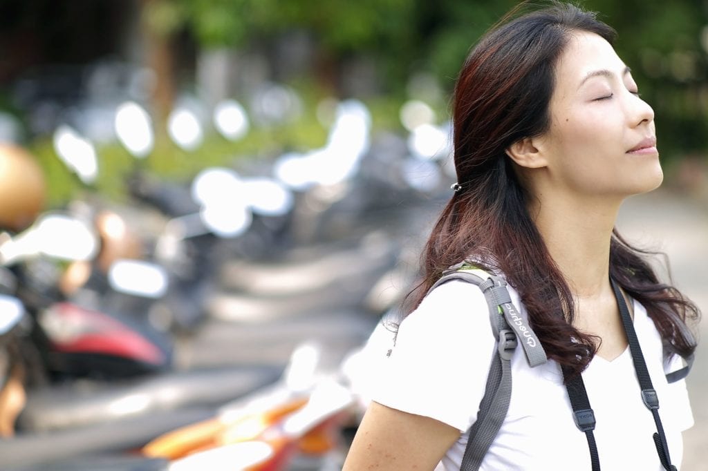 An Asian woman has a moment of calm while traveling © | Ho JJ/ Pixnio