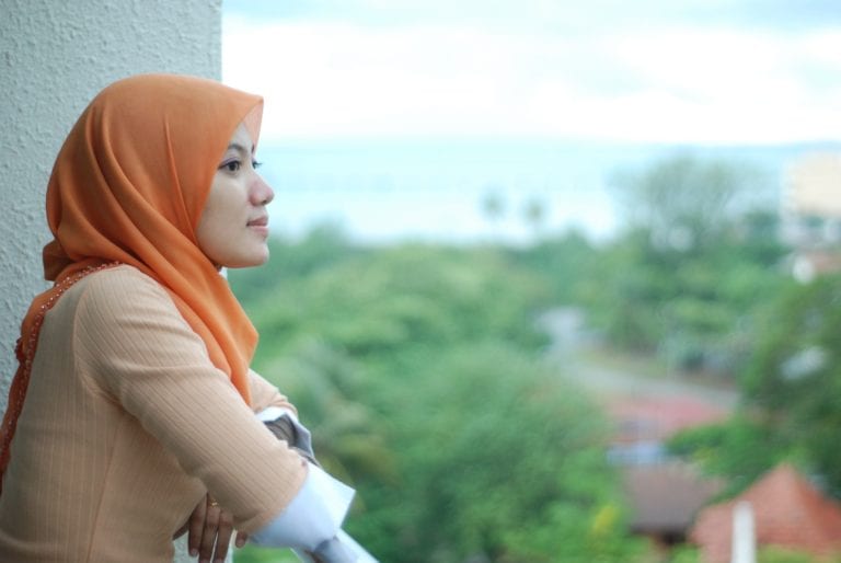 A young Muslim woman traveling © | Azuan Hashim/Pixabay