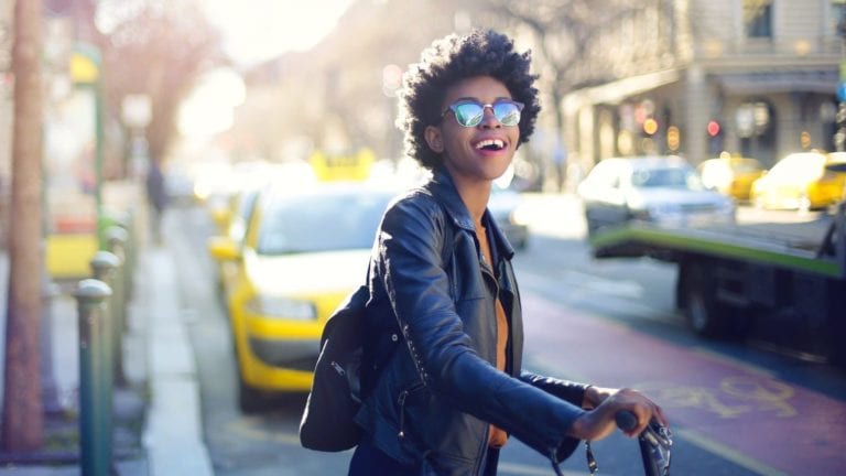 A young black woman traveling © | Bauce Mag