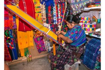 Mayan woman weaving with strap loom in Antigua, Guatemala | © Aleksandar Todorovic/Shutterstock