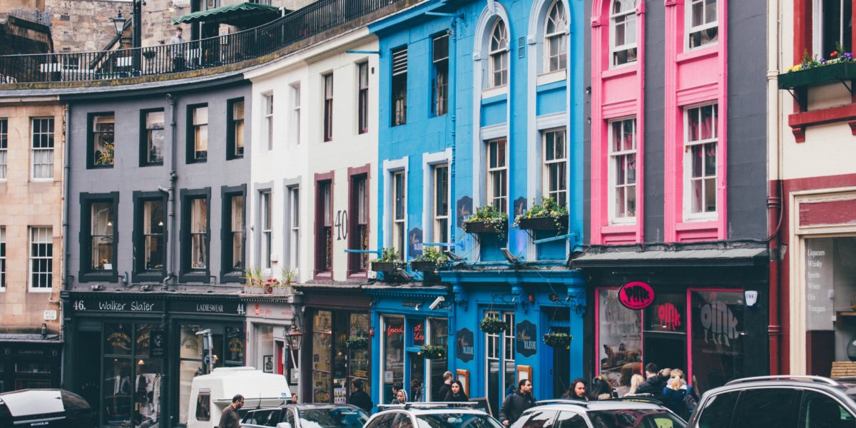 Victoria Street in Edinburgh, Scotland © | Jonathan Ricci/Unsplash