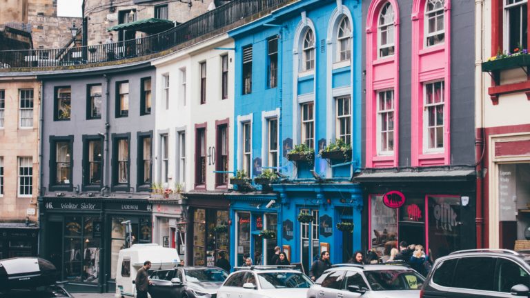 Victoria Street in Edinburgh, Scotland © | Jonathan Ricci/Unsplash