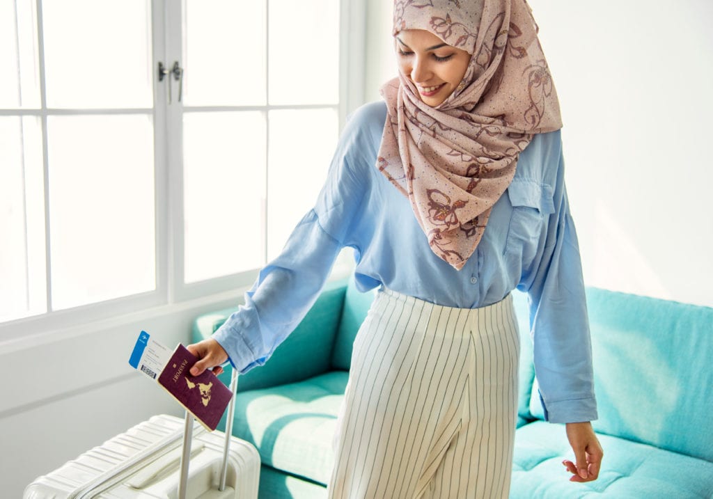 A Muslim woman gets ready to travel | © Rawpixel