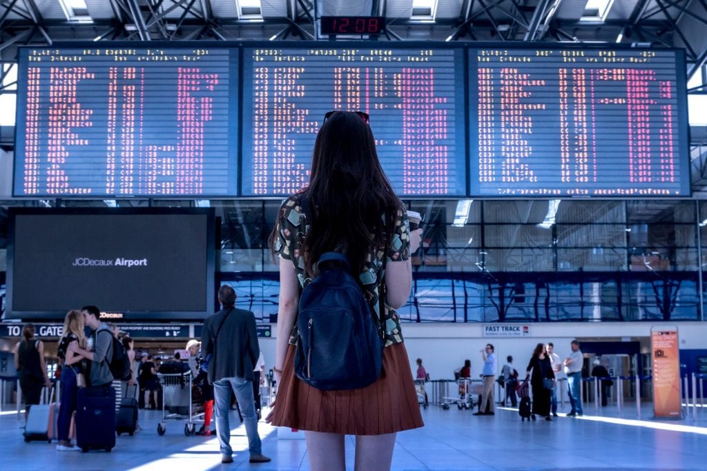 Woman at the airport | © JESHOOTScom /Pixabay