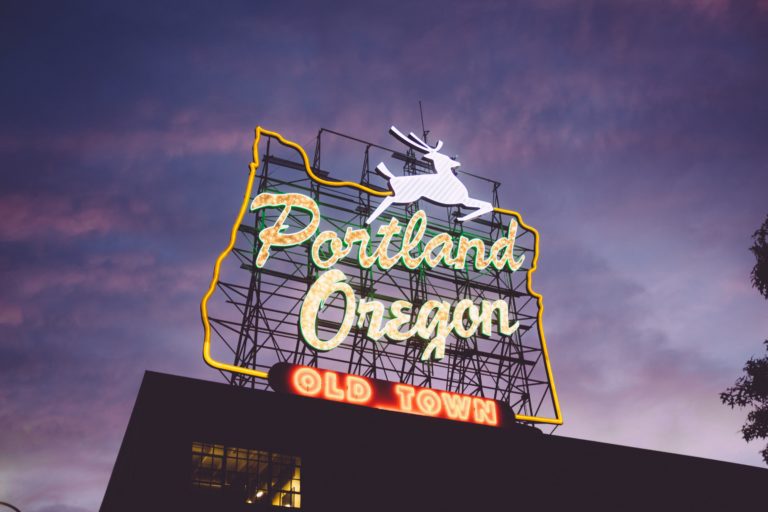 Portland, Oregon Sign in Old Town | © Zack Spear/Unsplash