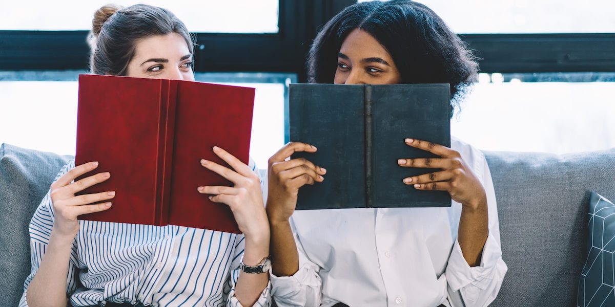 Two women reading | © GaudiLab/Shutterstock