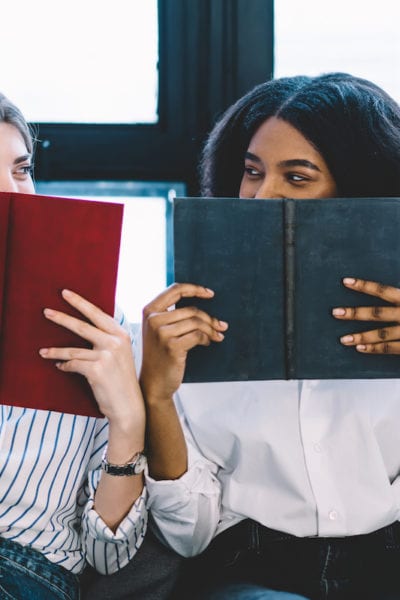 Two women reading | © GaudiLab/Shutterstock