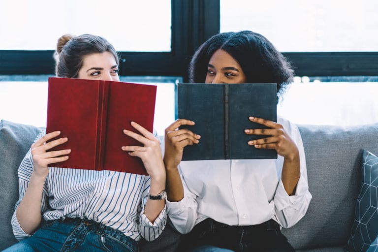 Two women reading | © GaudiLab/Shutterstock