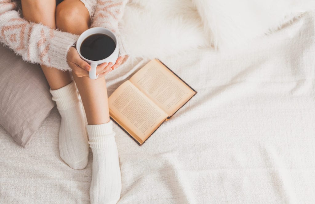 Woman reading, cozy at home | © Shutterstock