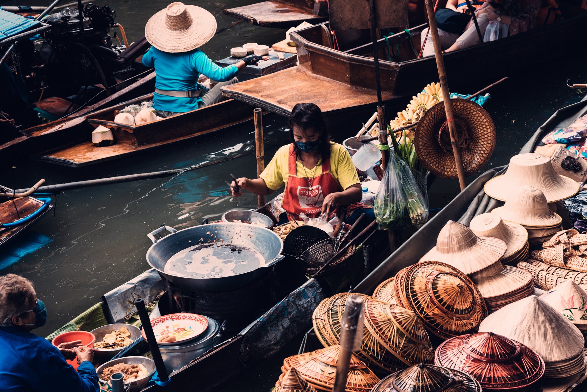 Bangkok's floating markets | @ Arnie Chou/Pexels.com