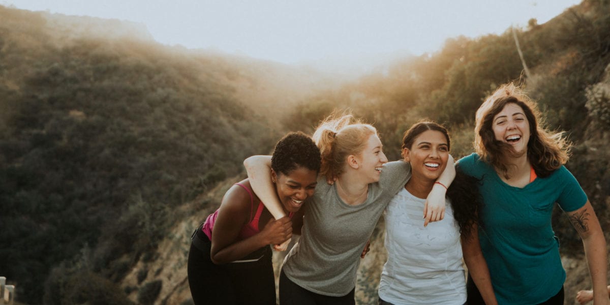 Friends hiking through the hills of Los Angeles | © RawPixel/Shutterstock