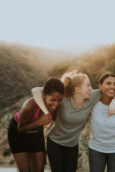 Friends hiking through the hills of Los Angeles | © RawPixel/Shutterstock