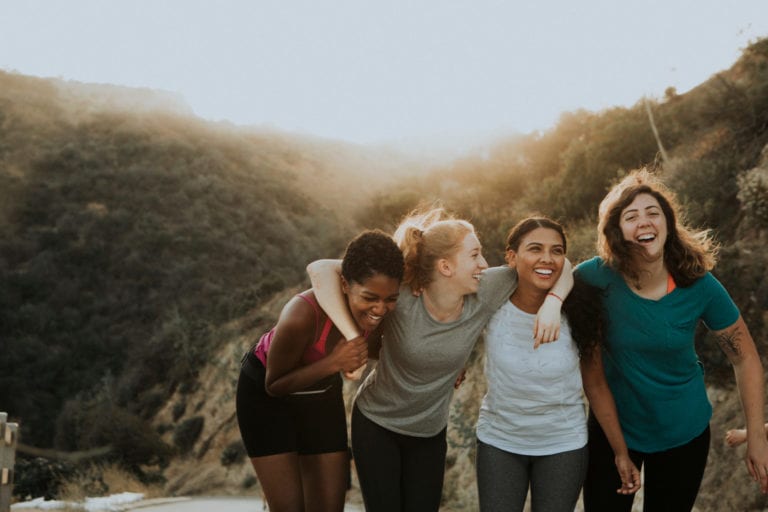 Friends hiking through the hills of Los Angeles | © RawPixel/Shutterstock