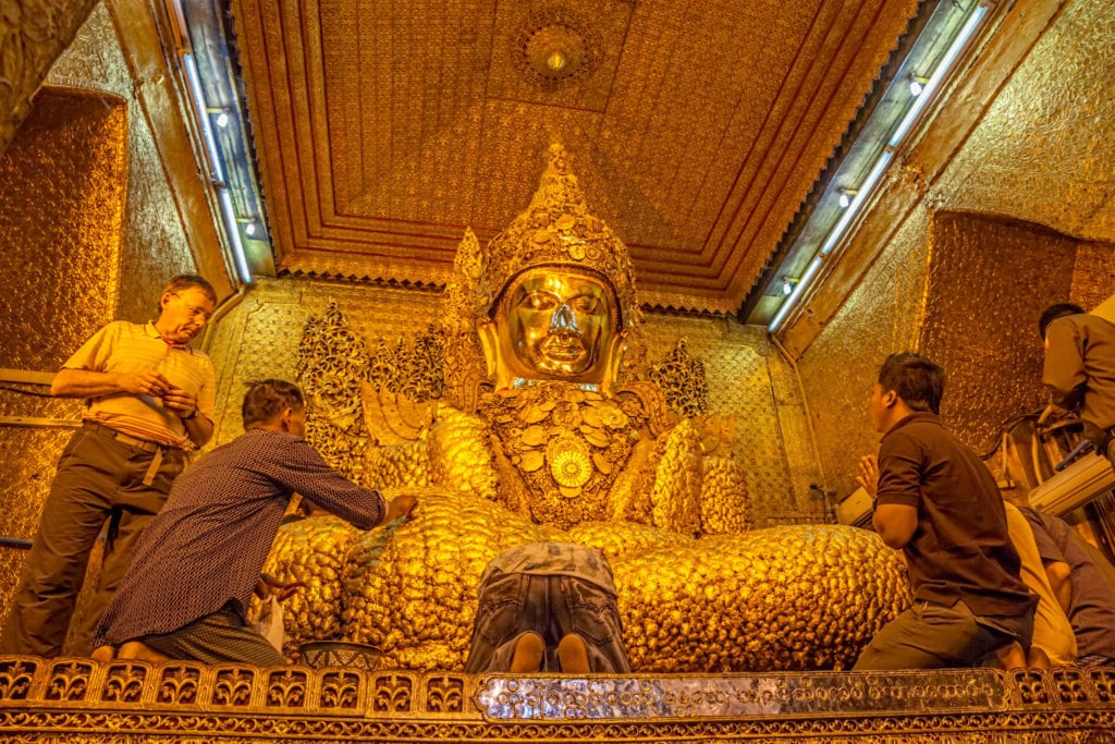 Men pay respects to Buddha at the Mahamuni Paya temple | © OPIS Zagreb/Shutterstock