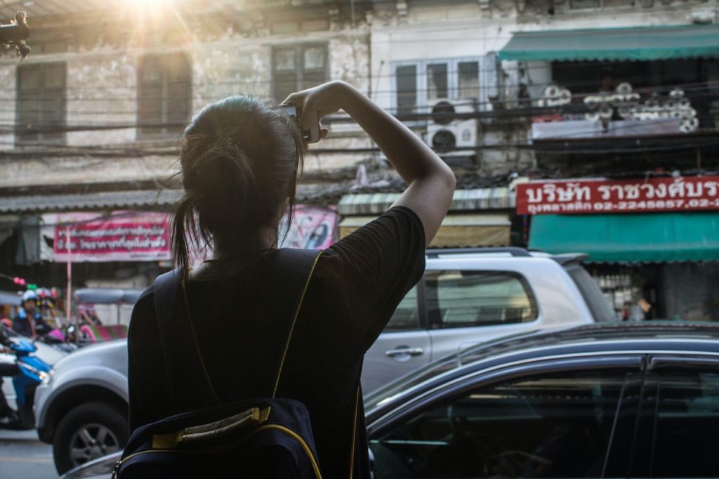 A young woman solo traveling in Bangkok | @ Wanaporn Yangsiri/Unsplash