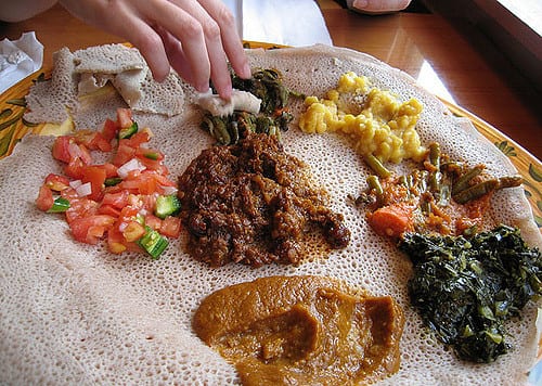 Injera bread with stewed vegetables | © Lolly Knit/Flickr