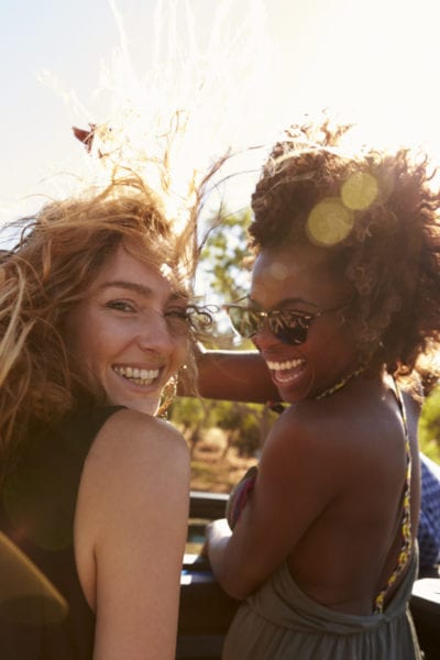 Two female travelers laughing | © Shutterstock.com