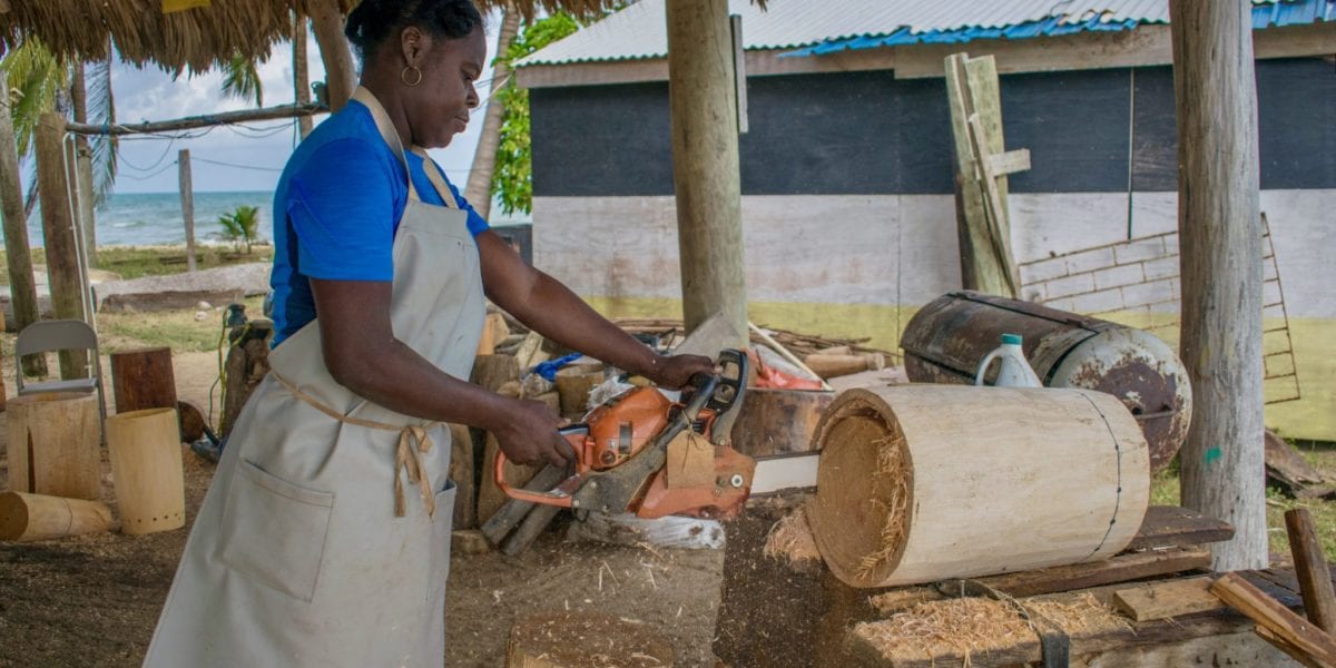 Daytha Rodriguez crafting a drum | © Jessica Vincent