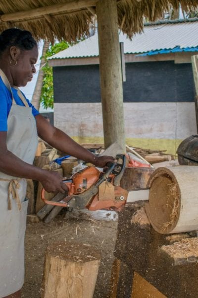 Daytha Rodriguez crafting a drum | © Jessica Vincent