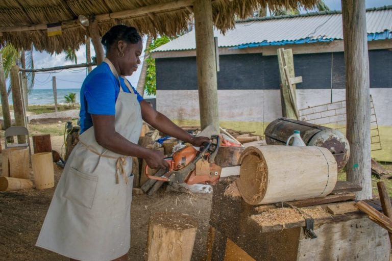 Daytha Rodriguez crafting a drum | © Jessica Vincent