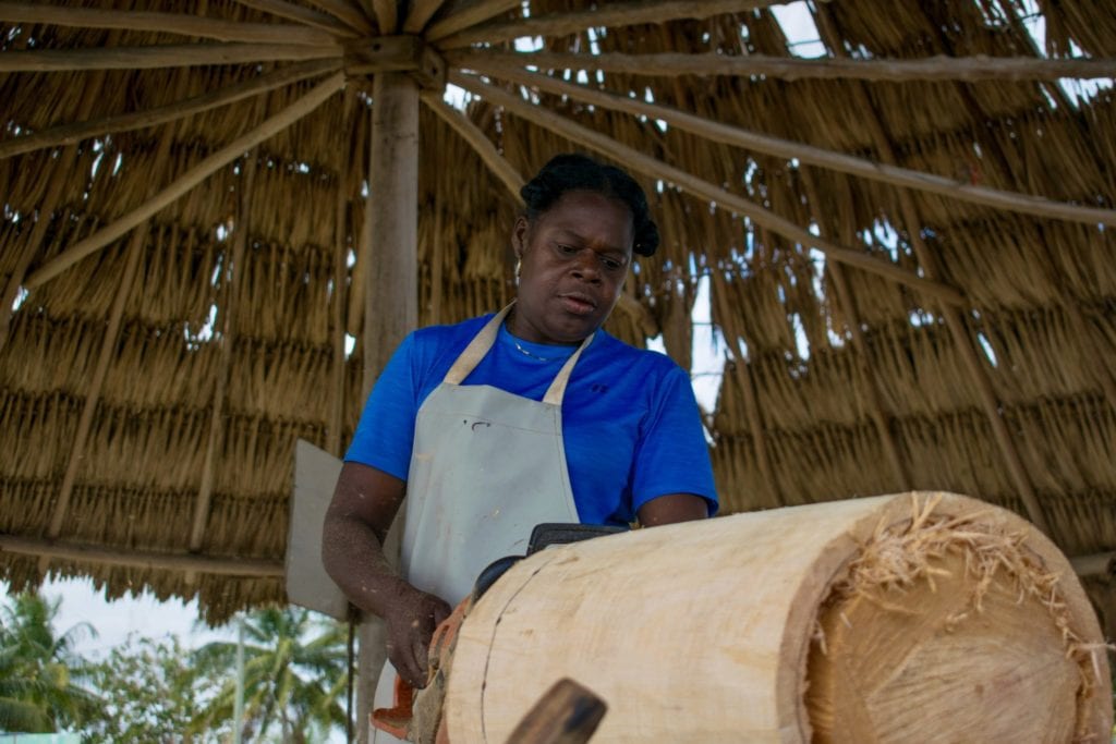 Daytha Rodriguez crafting a drum | © Jessica Vincent