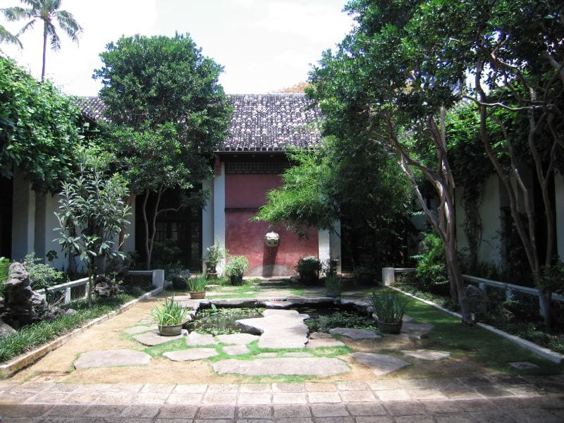 A courtyard within the Honolulu Academy of Arts | © www.bluewaikiki.com/Flickr