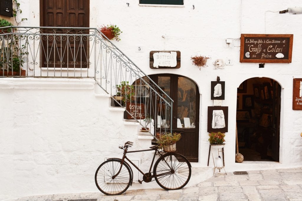 A bike rests against a wall in Italy | © Snapstock/Pixabay