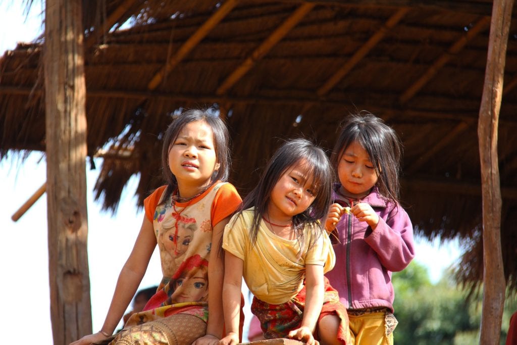 Young Laotian girls, such as those helped by Global Vision International, pose for a photo | © Sharon Ang/Pixabay