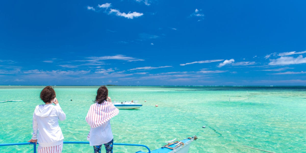 View of the clear turquoise waters of Kaneohe Bay as seen from the iconic sandbar in O'ahu, Hawaii | © Shutterstock