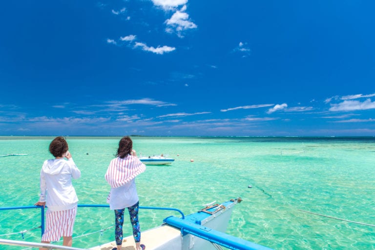 View of the clear turquoise waters of Kaneohe Bay as seen from the iconic sandbar in O'ahu, Hawaii | © Shutterstock