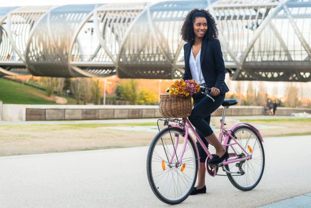 A young woman rides a vintage bicycle in the city | © David Prado Perucha/Shutterstock