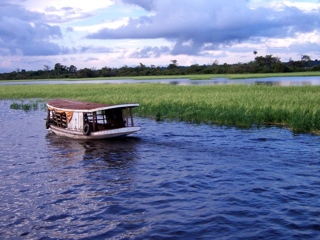 A river boat travels down the Amazon River | © Alexa Schmitz/Pixabay