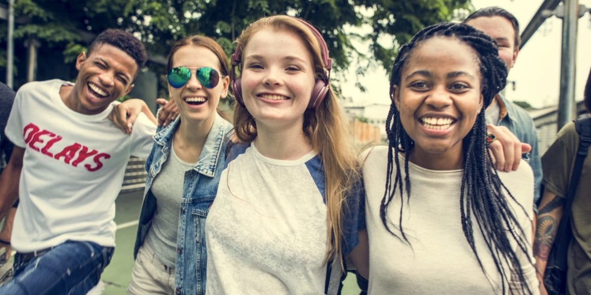 A group of teenagers pose for a photo | © Rawpixel.com/Shutterstock