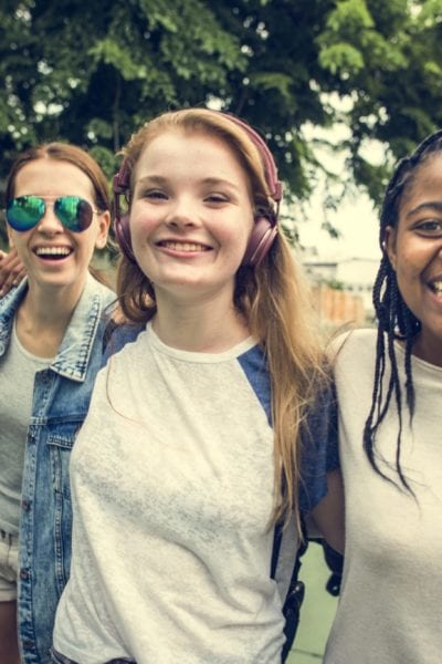 A group of teenagers pose for a photo | © Rawpixel.com/Shutterstock