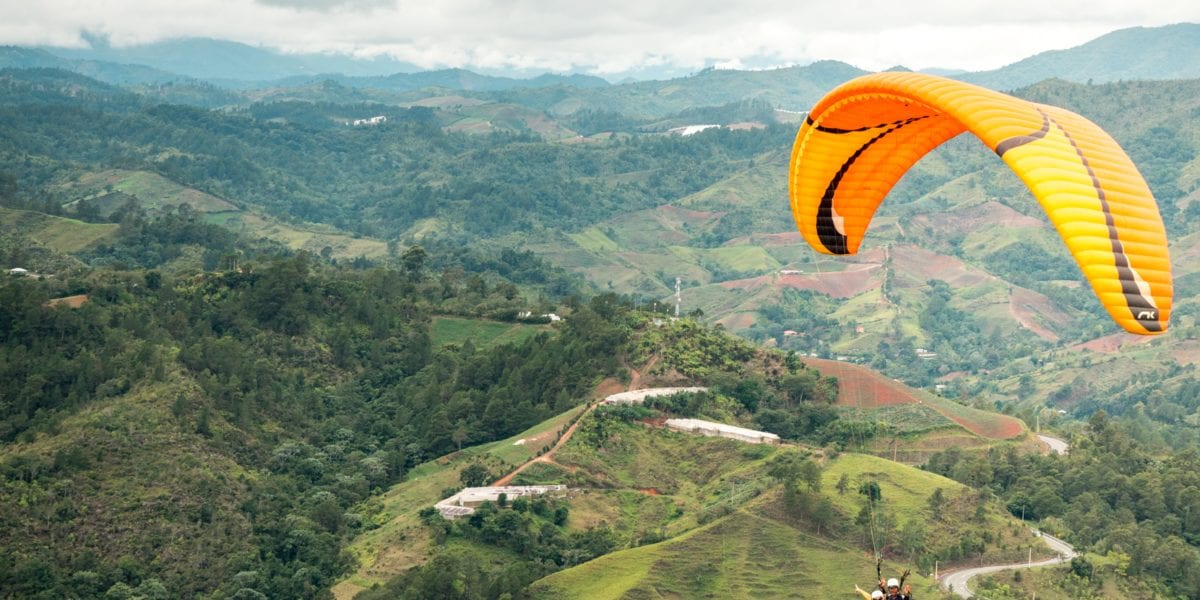 Kelly Lewis paragliding in Jarabacoa | © Nick Argires, The Dominican Republic Ministry of Tourism