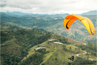 Kelly Lewis paragliding in Jarabacoa | © Nick Argires, The Dominican Republic Ministry of Tourism