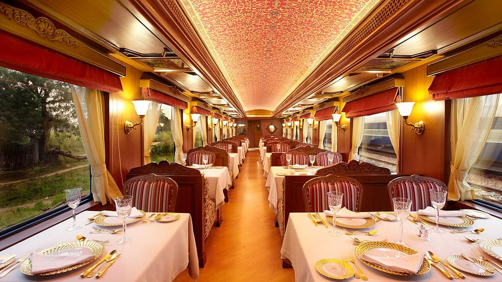 India's Maharaja Express dining car | © Aswin Krishna Poyil/Wikimedia