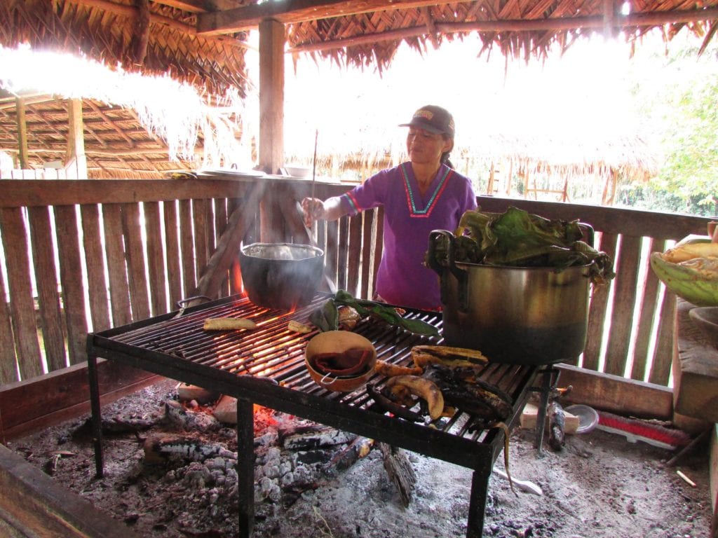 A local woman boils coffee in Ecuador  | © Courtesy of Traverse Journey's Facebook Page