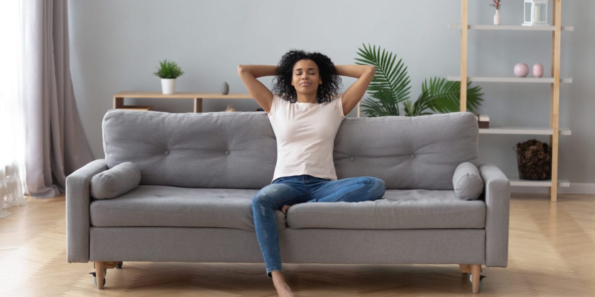 A solo female traveler tries couch surfing for the first time | © fizkes/Shutterstock