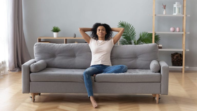 A solo female traveler tries couch surfing for the first time | © fizkes/Shutterstock