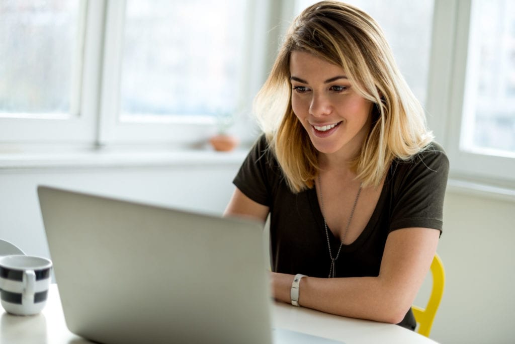 A woman checks out reviews on Couch Surfing | © StockRocket/Shutterstock