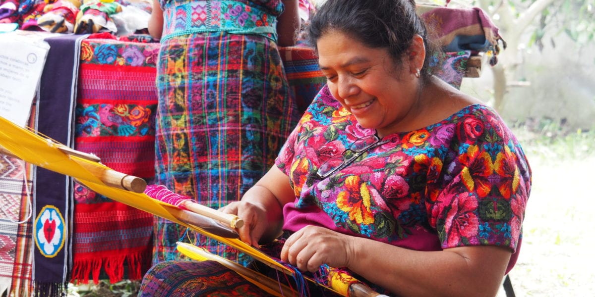 Dona Gladys demonstrates weaving at Manos de Fe | © Nikki Vargas/Unearth Women