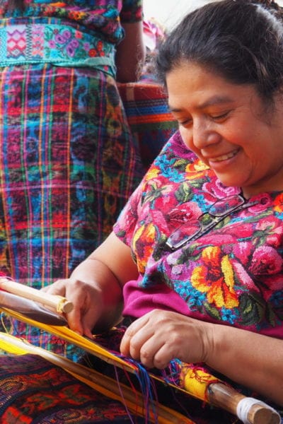 Dona Gladys demonstrates weaving at Manos de Fe | © Nikki Vargas/Unearth Women