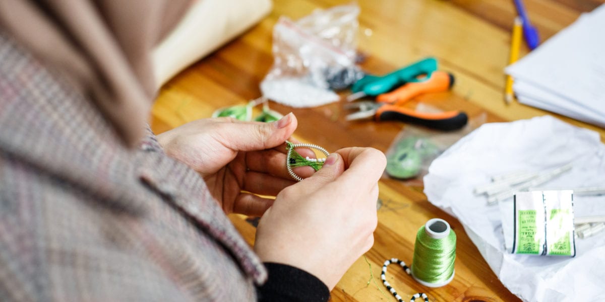 A woman at the Small Projects Istanbul centre in Fatih makes a design of the ‘Drop Earrings Not Bombs’ project | © Annapurna Mellor