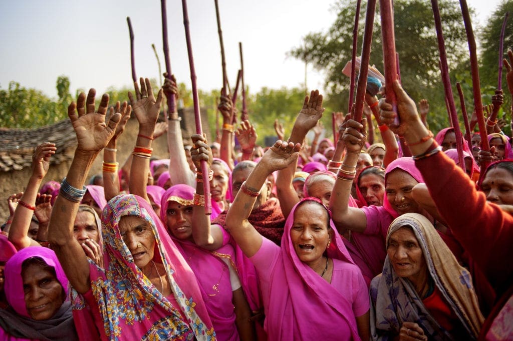 Gulabi Gang in the streets of India | © Jonas Gratzer/LightRocket via Getty