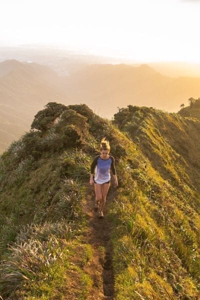 A woman walks along the Haiku Stairs in Kaneohe © | Kalen Emsley/Unsplash