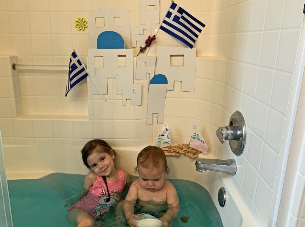 With some creativity, bath time turns into a day in Santorini | © Courtesy of Becky Kivlovitz O'Connor 