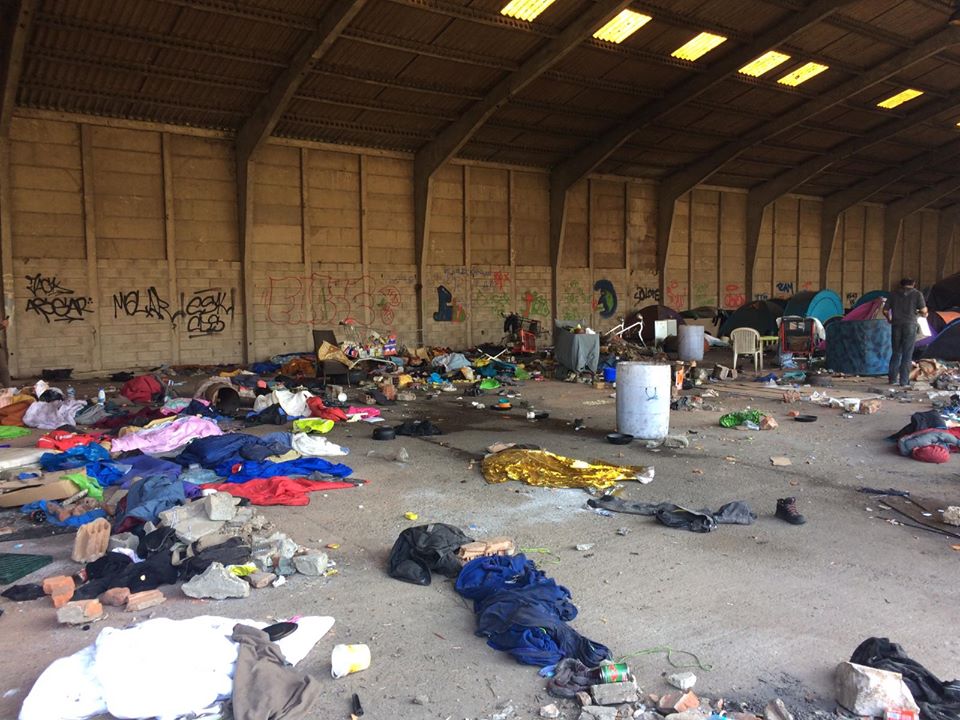 An abandoned warehouse where the majority of displaced people in Grande-Synthe have been sleeping over the winter. "Social distancing" in these conditions is impossible. | © Human Rights Observers