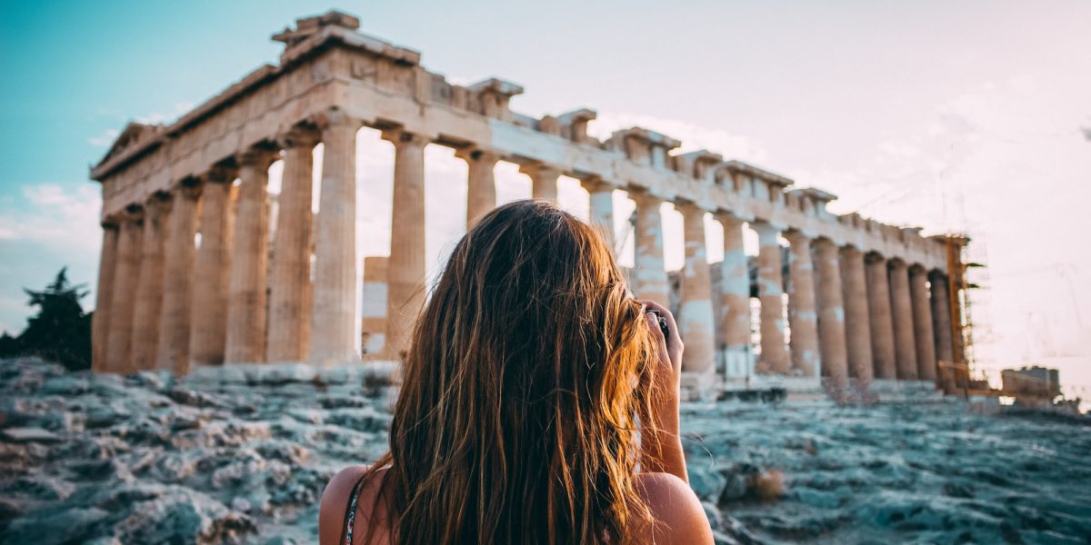 A solo female traveler explores the ancient ruins of Athens | © Arthur Yeti/Unsplash