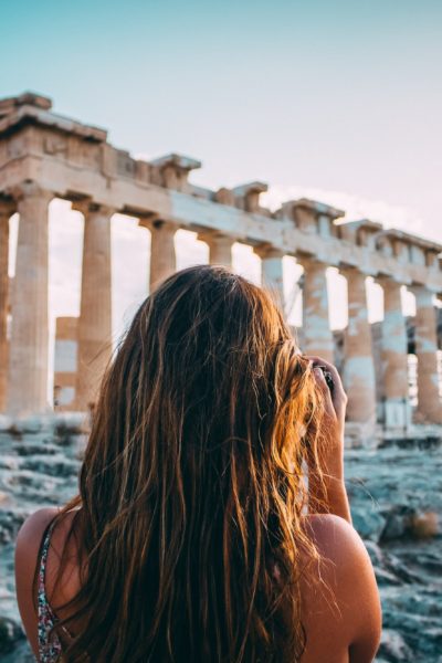 A solo female traveler explores the ancient ruins of Athens | © Arthur Yeti/Unsplash